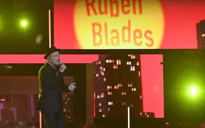 El cantante panameño Rubén Blades durante su presentación en los Grammy Latino.