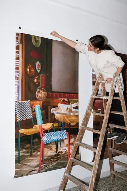 Las fotografías a escala 12/1 de las miniaturas de Mazarrasa realizan el camino inverso: ante ellas, el espectador puede imaginar la experiencia de habitar estos bodegones tridimensionales.