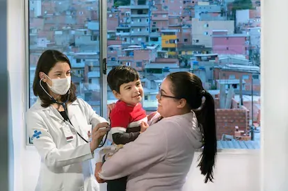 Niño es atendido en una unidad de salud pública gestionada por el hospital Einstein en Brasil; La búsqueda de la equidad debe ser una prioridad en el sector salud.