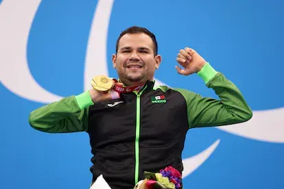 El mexicano Diego López tras ganar la medalla de oro en los 50 metros libres.
