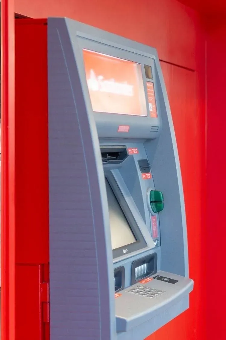 Banco Santander convierte 3.000 cajeros automáticos en accesibles para  personas con discapacidad visual