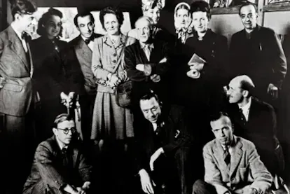 Jacques Lacan, Cécile Éluard, Pierre Reverdy, Louise Leiris, Zanie Campan, Pablo Picasso, Valentine Hugo, Simone de Beauvoir, Jean-Paul Sartre, Albert Camus, Michel Leiris, Jean Aubier y Brassaï, foto