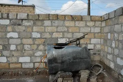 El tanque de agua que abastecía a Noora Mohamed Iftiaj y Hamed Ayad Mustafa, destrozado durante los enfrentamientos en el barrio de Gewayran, en el noreste de Siria. Según fuentes oficiales, el saldo 