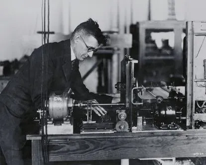 El ingeniero eléctrico norteamericano Vannevar Bush (1890-1974) propuso en 1945 el sistema Memex, un conjunto de protohipertextos que permitiera reunir todos los libros, archivos y comunicaciones de u