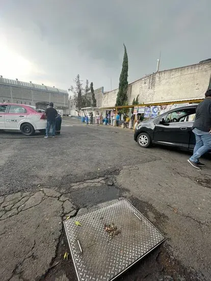 Usuarios hacen fila para rellenar sus pipas de gas doméstico.