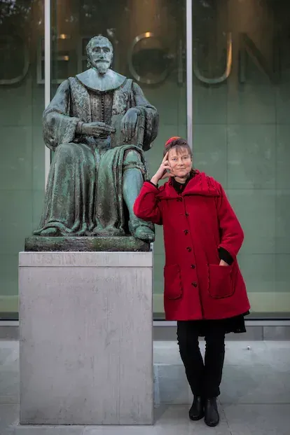 Marjan Minnesma, fotografiada ante el Tribunal Supremo de La Haya.