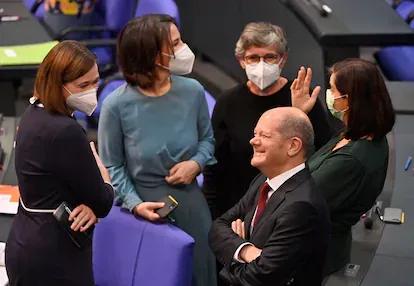La colíder de los verdes, Annalena Baerbock (de azul) y el ministro de Finanzas y próximo canciller socialdemócrata Olaf Scholz, en un corrillo con miembros de ambos partidos en la sesión de constituc