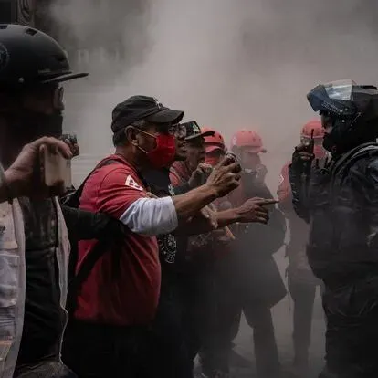 Miembros de la Brigada Humanitaria de la Paz Marabunta y manifestantes discuten con un agente de la policía durante un enfrentamiento. 26/SEPTIEMBRE/2022 - Este lunes 26 de septiembre manifestantes ma