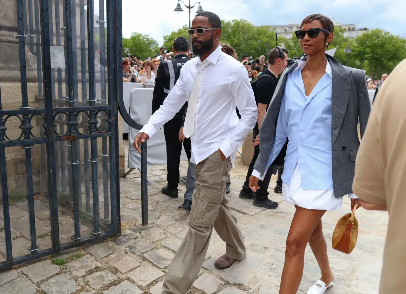 Imagen que muestra a Lakeith Stanfield vestido formalmente, posando con una corbata y accesorios.