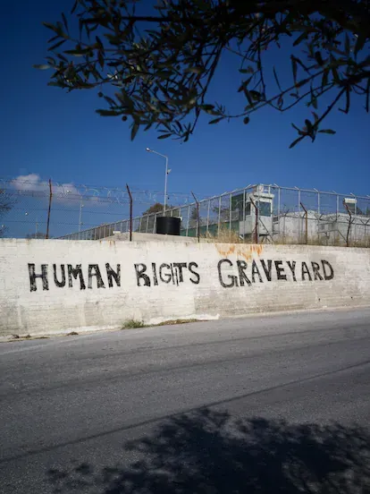 "Cementerio de los derechos humanos", reza esta pintada en inglés sobre uno de los muros del antiguo campo de Moria, en la isla de Lesbos.