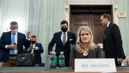 La ex empleada de Facebook Frances Haugen se dispone a declarar ante el Congreso, el pasado 5 de octubre.