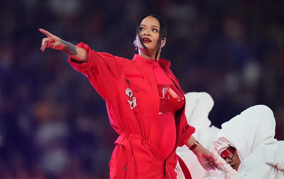 Las redes sociales hacen memes de Rihanna en el Super Bowl