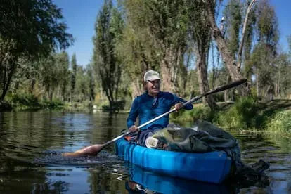 Omar Menchaca recorre en su kayak los canales de Xochimilco, en Ciudad de México, el 24 de diciembre.