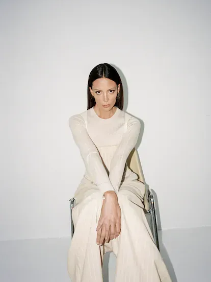 María Hervás viste corsé y pantalón de algodón y lino con rayas y suéter de punto acanalado de cachemira, todo de Dior.