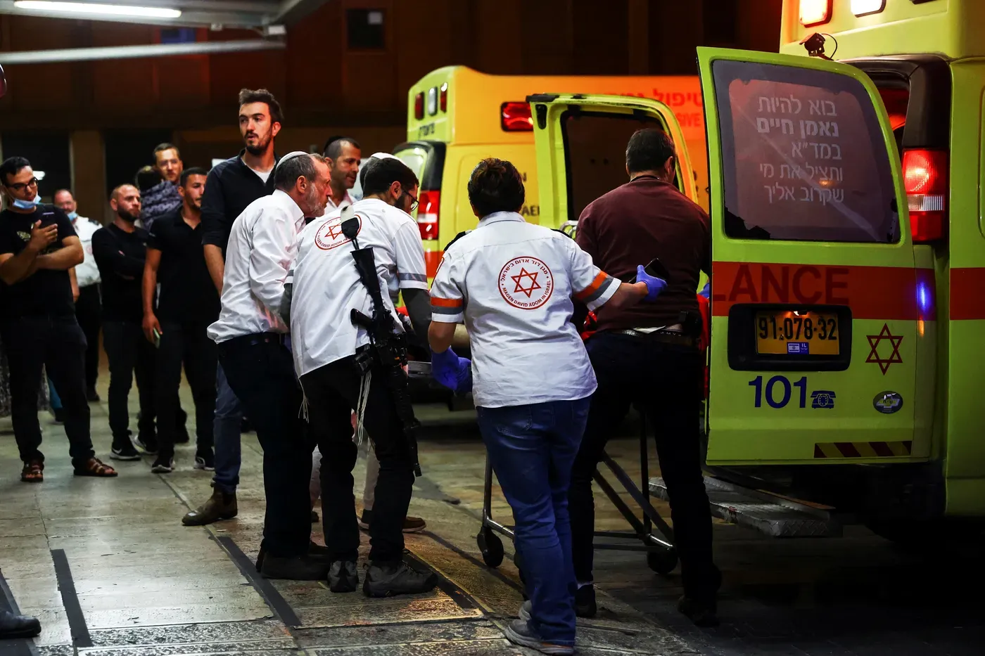 Un herido en un atentado en el asentamiento de Kiriat Arba, cerca de Hebrón, es introducido en una ambulancia, el pasado sábado.