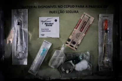Muestra del paquete de inyección segura que MSF suministra gratuitamente a usuarios de droga en Maputo, Mozambique. Pincha en la imagen para ver la fotogalería completa.