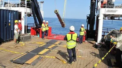 Extracción de una culebrina perteneciente a la fragata 'Mercedes' en 2017.