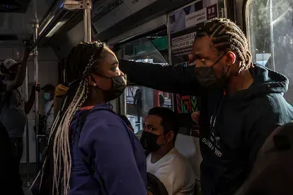 Gerline Louis y Max Boyer viajan en metro a su casa después de un día de trabajo.