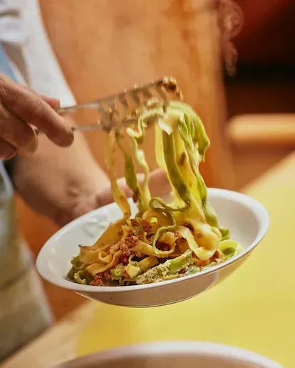'Tagliatelle' de heno y paja, base para un ragú de carne, preparados por Luisa Peduli.