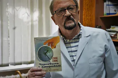 Mikhaylo Kostyanetsky, especialista en higiene radiactiva de 74 años, es uno de los empleados del laboratorio encargado de medir la radiación alrededor de la central de Zaporiyia y fue liquidador en l