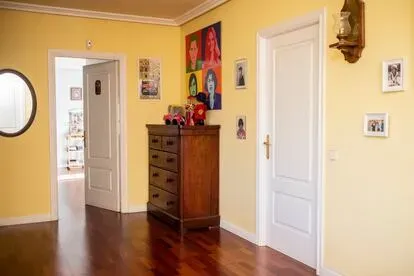 A la izquierda, la puerta entreabierta del dormitorio de María y Eladio; a la derecha, la habitación de Felipe Turover.