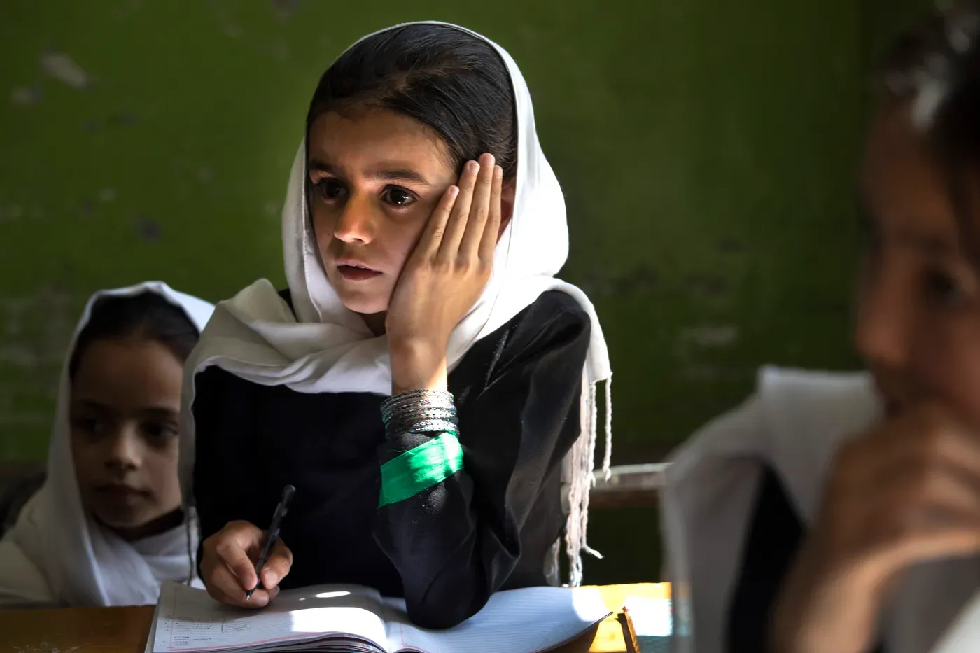 Sanawbar, de 10 años, en una clase de cuarto grado en la escuela secundaria Zarghoona de Kabul, el pasado julio.