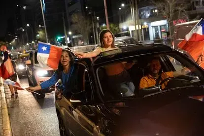 Una caravana de electores por el Rechazo celebra en las calles de Santiago, este domingo.
