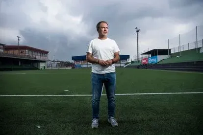 Sergio Rodríguez, alcalde de El Paso, en el campo de fútbol del municipio.
