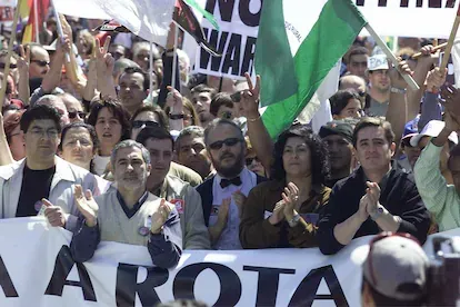 Marcha por la paz hacia la base militar de Rota, en 2003. De izquierda a derecha: Diego Valderas, IU; Gaspar Llamazares, IU; José Luis Centella, IU; Téllez; Almudena Grandes, y Luis García Montero.