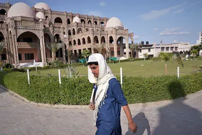 Un estudiante ante el edificio principal de la madrasa Haqqania, cerca de Peshawar