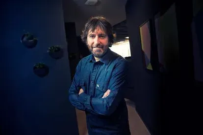 Daniel Sánchez Arévalo, en un pasillo de las oficinas de Netflix en Madrid.