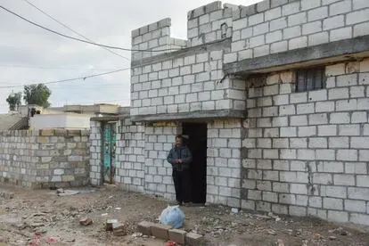 Mussa Said Al Aissa, de 40 años, cubre con telas las ventanas de su casa a las afueras de Hasaka, en Siria, porque no tiene dinero para poner cristales. Trabaja en el mantenimiento de antenas y está r