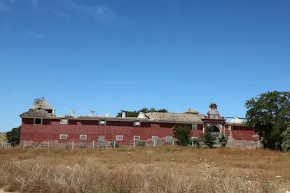 La hacienda Ibarburu (Dos Hermanas), incluida por la asociación Hispania Nostra en su Lista Roja del Patrimonio, por su dejadez y amenaza de ruina.