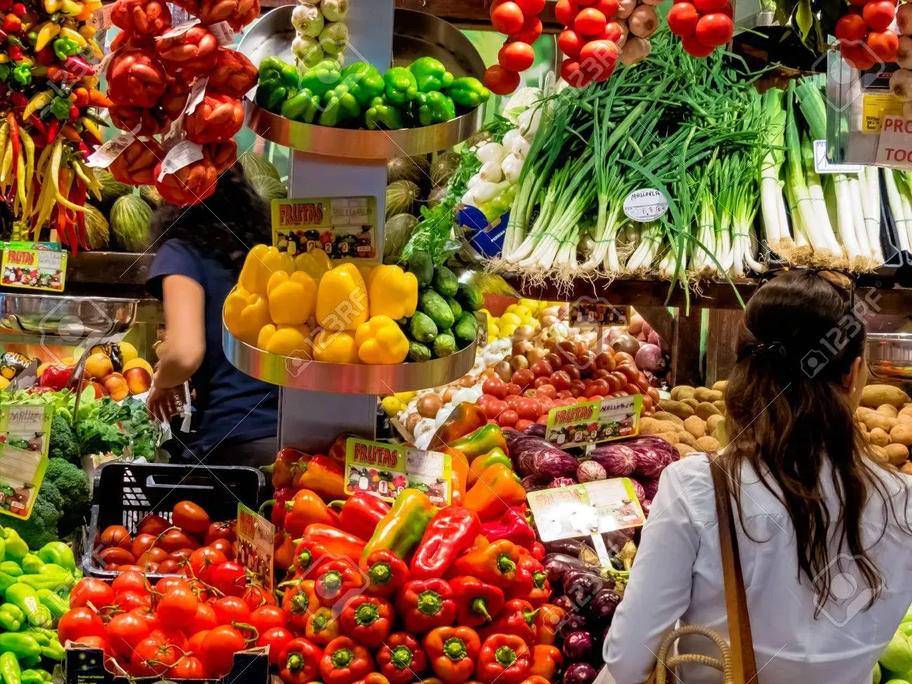Frutas Y Verduras Frescas En El Mercado De Frutas. Mercado De Verduras Con  Los Alimentos Orgánicos Fotos, Retratos, Imágenes Y Fotografía De Archivo  Libres De Derecho. Image 38484152.