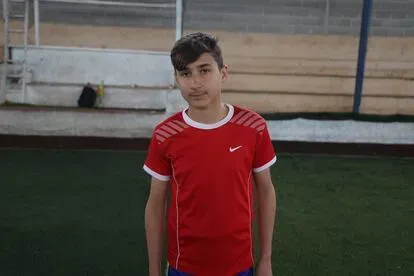 El fútbol ha sido la afición de Shihab Al Din desde que "veía a Cristiano Ronaldo y Messi en la televisión cuando era pequeño", dice. En el Mini Mundial de Idlib defiende la camiseta de Brasil como po