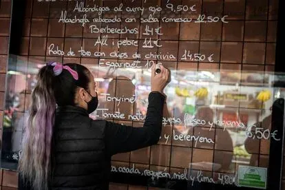 El ‘esmorzaret’ valenciano se ha actualizado con salsas y producto fresco del mercado, como ofrece la pizarra del Central Bar, que no olvida el típico ‘esgarraet’, especie de ensalada de pimiento rojo