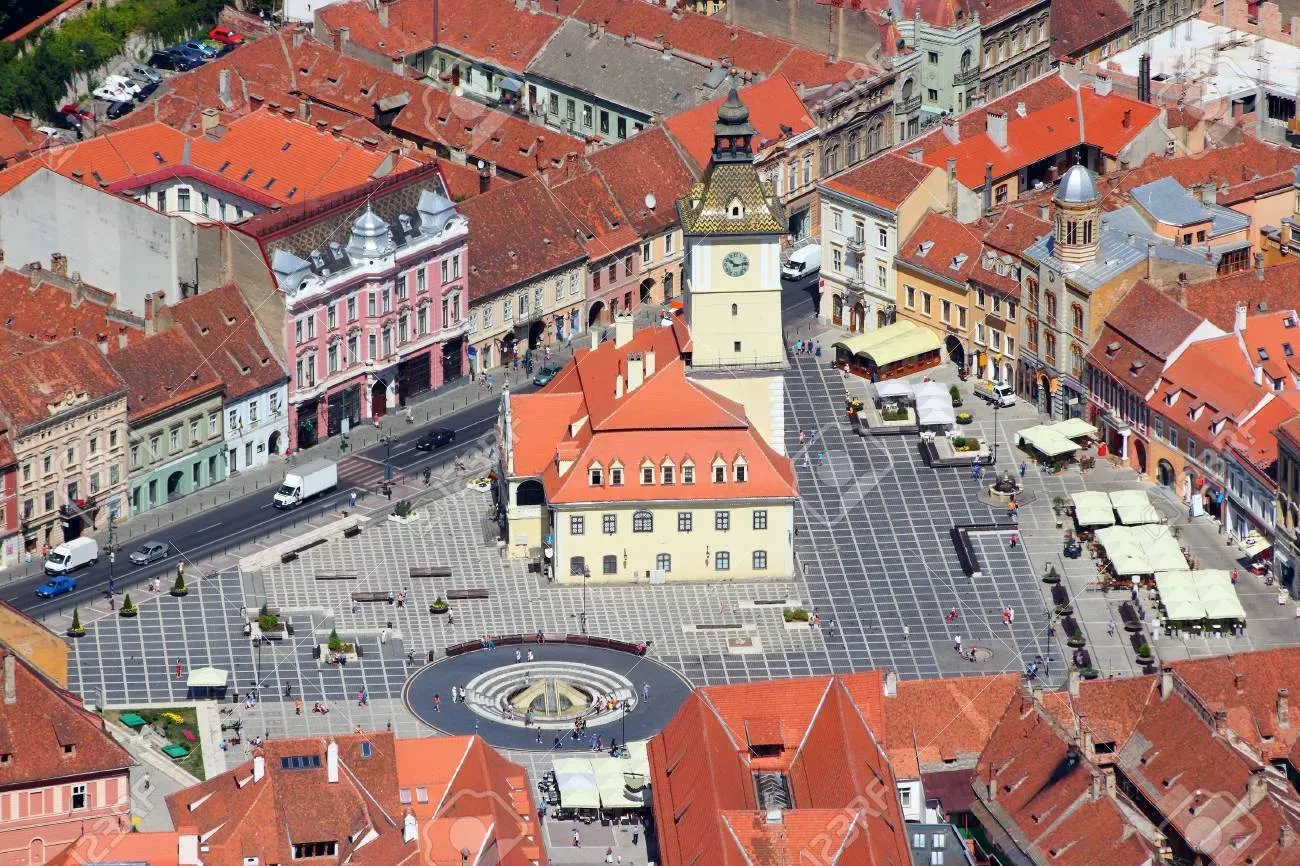 Brasov, Ciudad En Transilvania, Rumania. Vista Aérea De La Ciudad Vieja -  Famosa Plaza Sfatului. Fotos, Retratos, Imágenes Y Fotografía De Archivo  Libres De Derecho. Image 18144248.