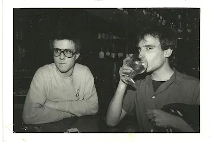 Rafa Balmaseda y Ángel Altolaguirre en el pub de San Sebastián El Huerto, donde sufrieron un atentado de ETA en 1980. / CORTESÍA SUBTERFUGE RECORDS