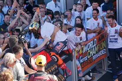 El piloto español Augusto Fernández celebra la victoria con su equipo.