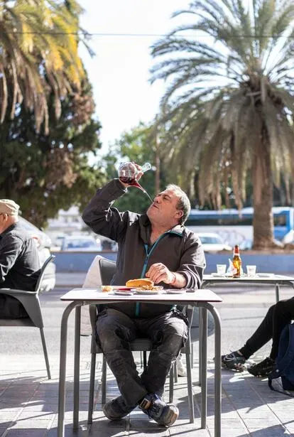 ‘Vi i llimonà’ (vino con gaseosa) es la bebida clásica del ‘esmorzaret’, pero hay variaciones tanto en el contenido como en la forma de tomarla. En algunos casos se mantiene la tradición de beber en p