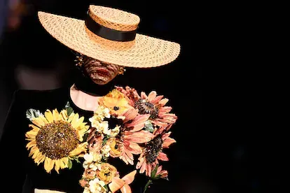 Una creación de Schiaparelli durante la semana de la moda de París, en el desfile celebrado el 4 de julio de 2022.