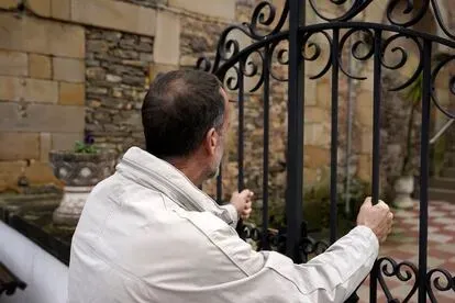 Suso Valeiras, que denuncia abusos sexuales de un fraile en Ourense en 1970, cuando era niño, frente a la puerta de una iglesia en Asturias.