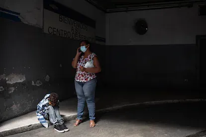 Yohelys Céspedes con su hijo Angel antes de ingresarlo al hospital.