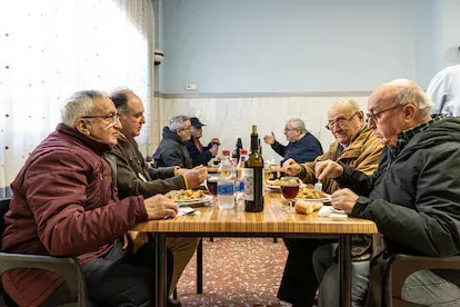 Entre retazos de huerta y con las grúas portuarias de Valencia al fondo se enclava el bar Cristóbal, uno de los templos del ‘esmorzaret’, lugar matinal de peregrinación de los labradores de la zona, j