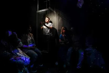 En 'Servicios de Urgencias Médicas Interplanetarias' un grupo de trabajadores de una centralita tienen que salvar la vida de una embaraza que vive en un pequeño planeta lejano.