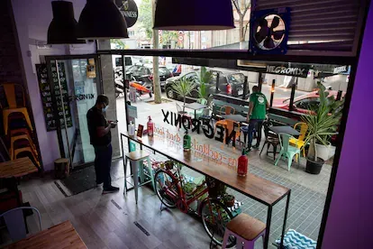 Carlos Domingo, propietario del bar Negronix de Barcelona, prepara su terraza.