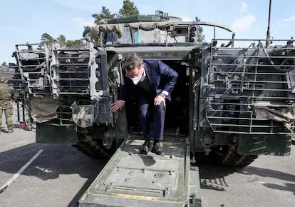 Hendrick Wüst, primer ministro de Renania del Norte-Westfalia, visita un tanque Puma en marzo de 2022.