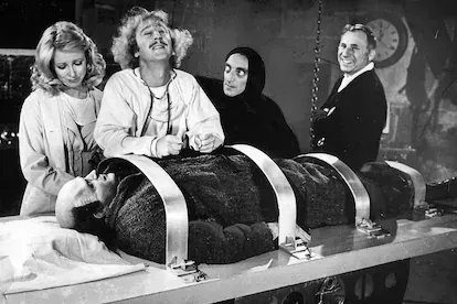 Teri Garr, Gene Wilder y Marty Feldman en el rodaje de 'El jovencito Frankenstein' junto a Brooks. Tumbado, Peter Boyle, como el monstruo,