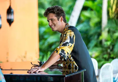 Boneta cuenta que coincidió con el cantante dos o tres veces, tiempo que aprovechó para escanear sus gestos.
