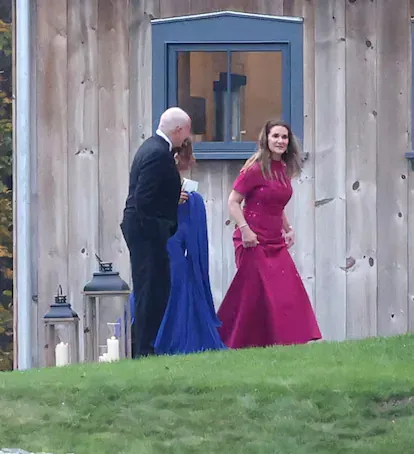 Melinda Gates llega a la ceremonia acompañada por otros invitados.